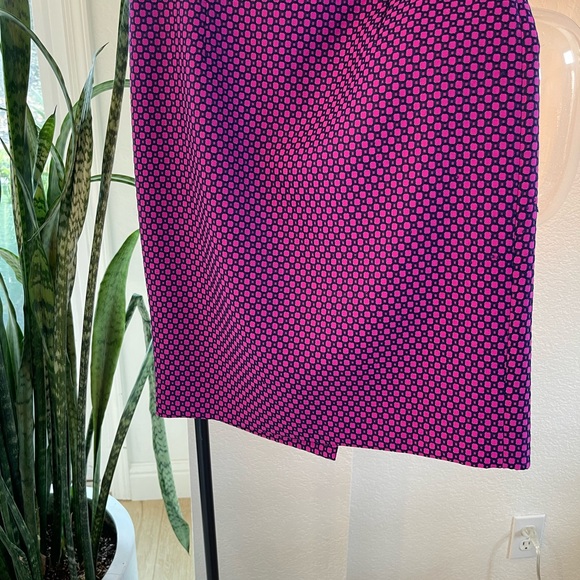 Beautiful navy and rich pink pencil skirt by Ann Taylor. - Picture 2 of 4